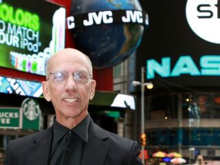 Robert F.X. Sillerman, CEO of SFX Entertainment after the rang the NASDAQ closing bell , New-York. 2013 - Credits : Getty/Robin Marchant