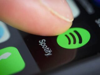 Illustration of a thumb click on the Spotify application on a mobile phone - Credits : Getty Images